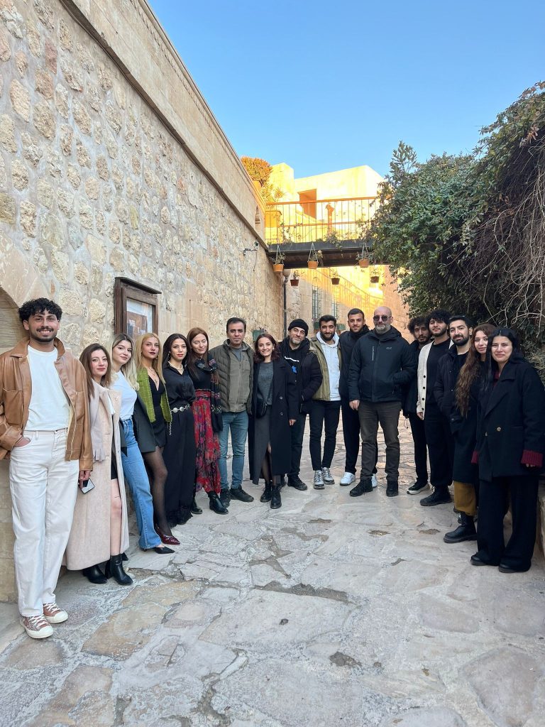 Dicle Üniversitesi Sanat ve Tasarım Fakültesi ve Mardin Artuklu Güzel Sanatlar Fakültesi öğrencilerinin bir araya gelerek oluşturduğu bağımsız bir kolektif; “YARGI ve YAZGI” adlı sergiyi Mardin Müzesi Sanat Galeri’sinde açtı. Dicle Üniversitesi Sanat ve Tasarım Fakültesi ve Mardin Artuklu Güzel Sanatlar Fakültesi öğrencilerinin bir araya gelerek oluşturduğu bağımsız bir kolektif; “YARGI ve YAZGI” adlı sergiyi Mardin Müzesi Sanat Galeri’sinde açtı.